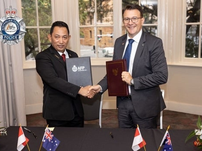 Chief of the INP, Police General Listyo Sigit Prabowo and AFP Commissioner Reece Kershaw signing at the Senior Officers' Meeting